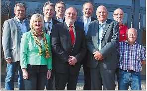 Thomas Volkening, Susanne Leimbach, Achim Post, Dirk Hanke, Ernst-Wilhelm Rahe, Dr. Ralf Niermann, Günther Gabrecht (von links) nehmen an der Podiumsdiskussion teil, Bernd Möller und Wilfried Arensmeyer von der AG60-plus OWL . Foto: Sasse