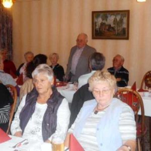 Stehend: Günter Bohne Vorsitzender der AG 60 plus in Stemwede bei der Begrüßung