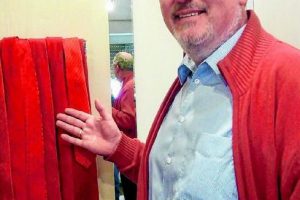 Rot in allen Schattierungen- die Krawatte füllt inzwischen einen Schrank in EWI's Ankleidezimmer