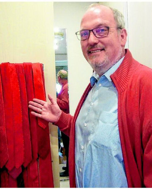 Rot in allen Schattierungen- die Krawatte füllt inzwischen einen Schrank in EWI's Ankleidezimmer