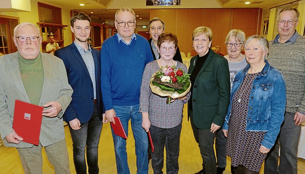 Hannelore Kraft (4. von rechts) mit ihrer Urlaubsfreundin Gabriela Detert (5. von rechts) im Kreis der für 25, 40 und 50 Jahre Mitgliedschaft geehrten Sozialdemokraten mit dem Vorsitzenden des Ortsvereins, Jonas Schmidt (2. von links)